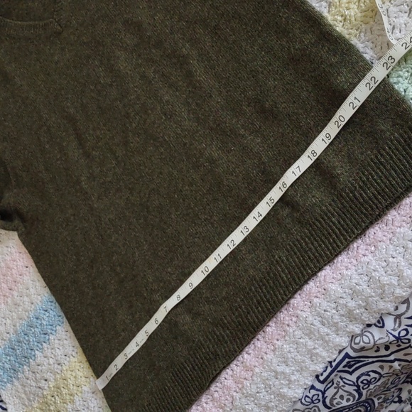 Eddie Bauer Large 100% Lambswool Olive Green V-Neck Sweater - Picture 9 of 12